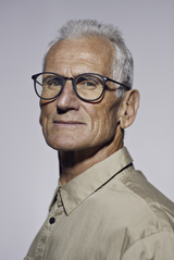 Homme âgé avec des lentilles HOYA portant une chemise beige